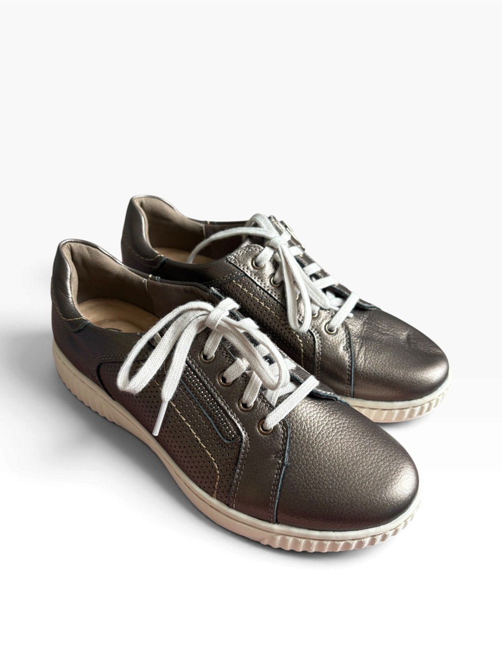 Clarks Caroline Janna Sneaker in bronze color size 6.5 .